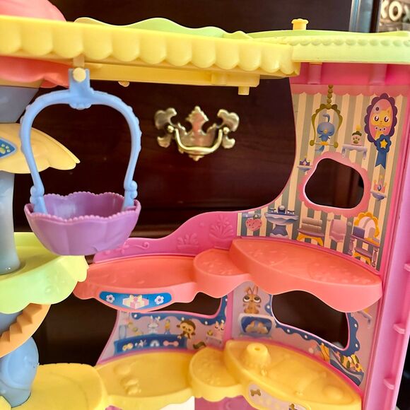 Littlest Pet Shop LPS Pet Town 3 Levels Round N Round Playset - Picture 2 of 6